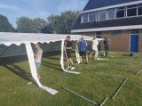 Opbouwen tent op sportpark 'Het Springer' (dag 2) (10/43)